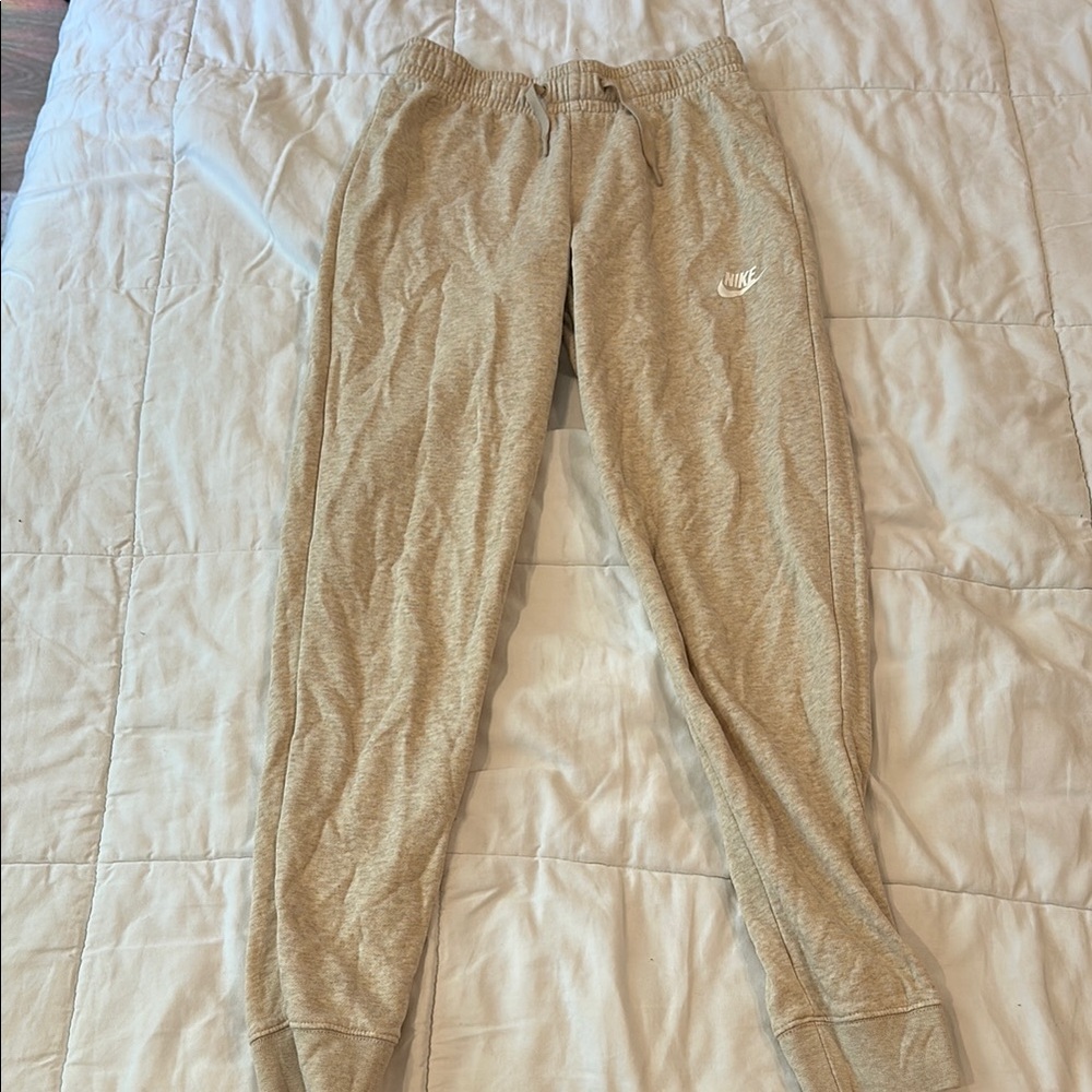 Nike Women’s Beige Sweatpants Fleece XS tight fit